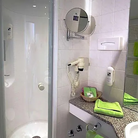 Hotel H+
