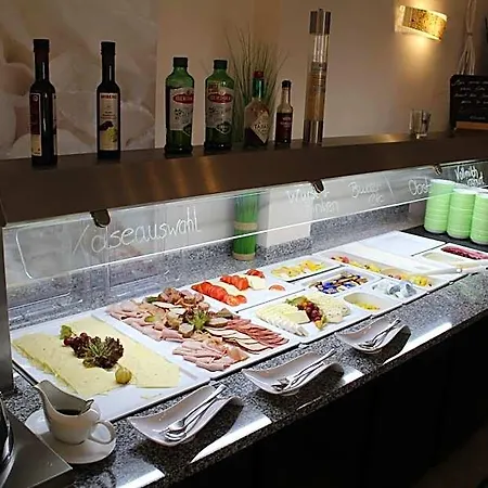 Hotel H+